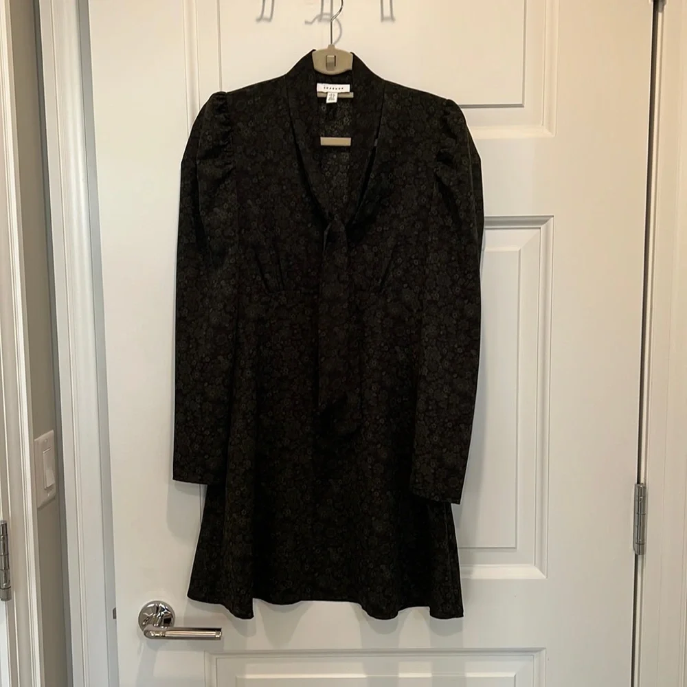 Floral Print Long Sleeve Minidress
TOPSHOP Size 8 - Never worn - Picture 3 of 9
